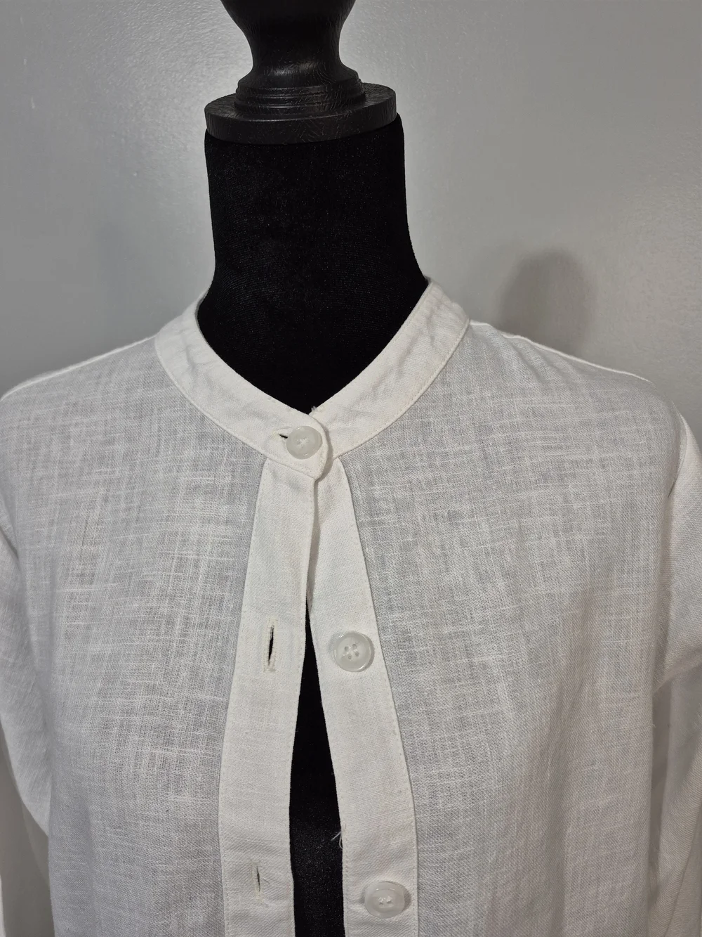 Leo & Nicole Petite Medium White Textured Button Front Top Embroidered Floral - Picture 5 of 8